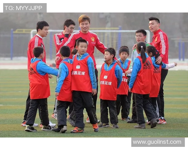 当足球巨星背影渐行渐远泪水随风飘散心碎难以言说